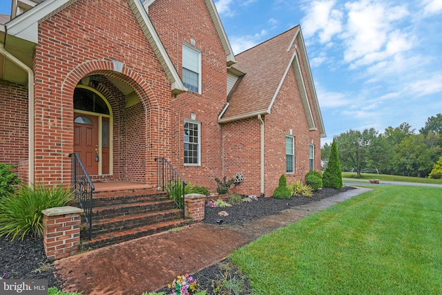 view of front of house with a front lawn