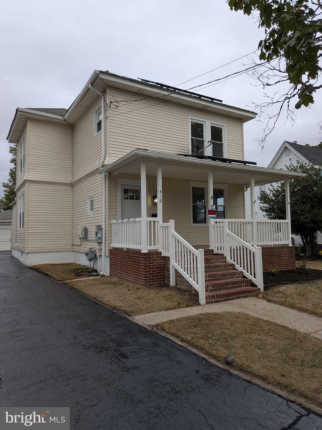 view of front of property featuring a porch