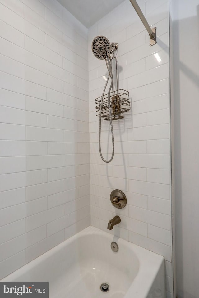 bathroom featuring tiled shower / bath