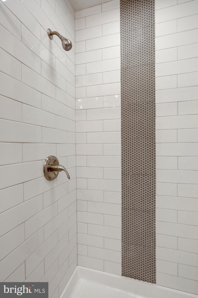 bathroom featuring a tile shower