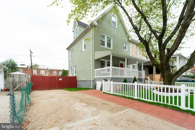 view of front of home featuring a porch