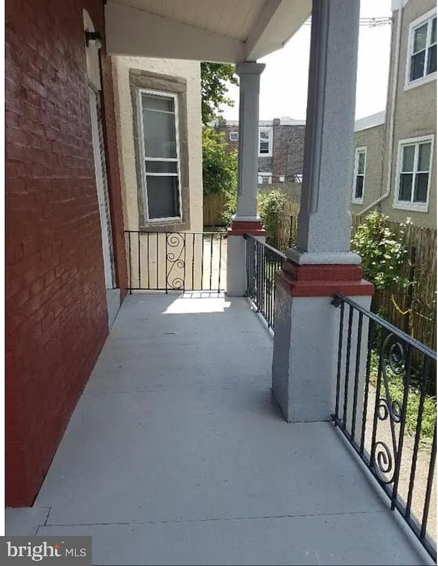 balcony featuring covered porch