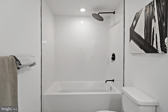 bathroom with toilet and tiled shower / bath