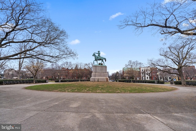 view of property's community featuring a lawn