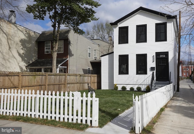 view of front of property featuring a front lawn