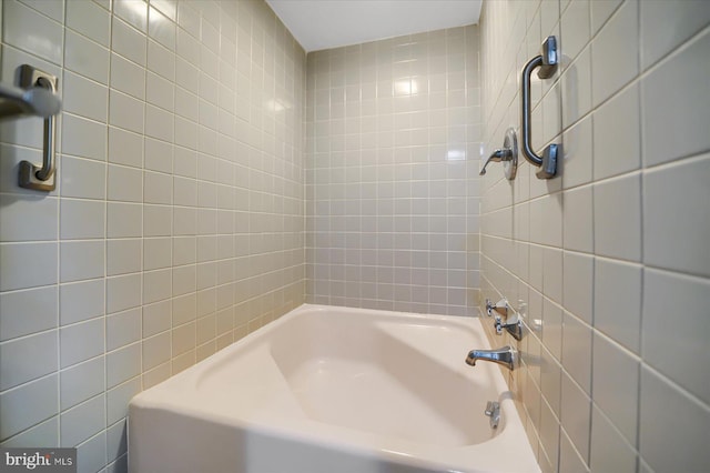 bathroom with tiled shower / bath