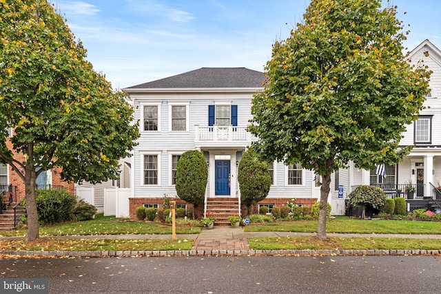 view of front of home with a front lawn