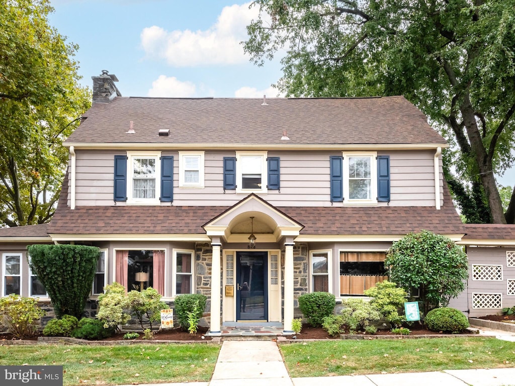 view of front of house with a front lawn