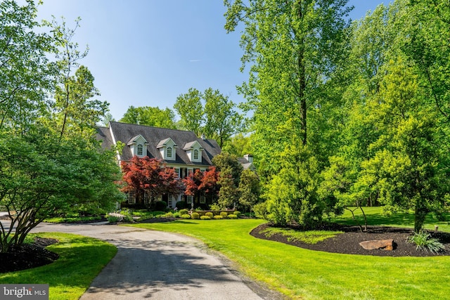 view of front of house featuring a front yard