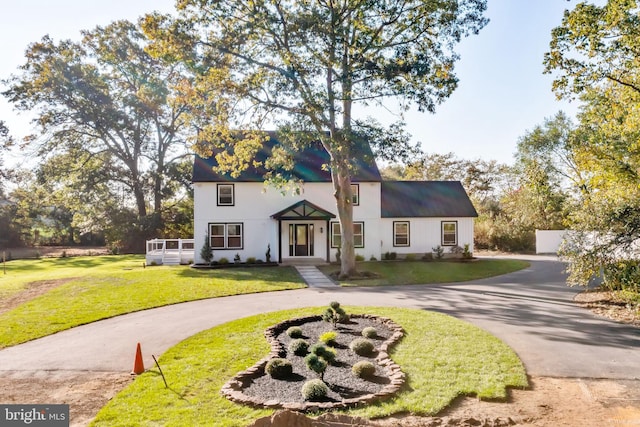 view of front facade with a front lawn