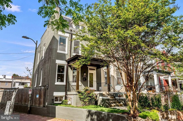 view of front of property featuring a porch