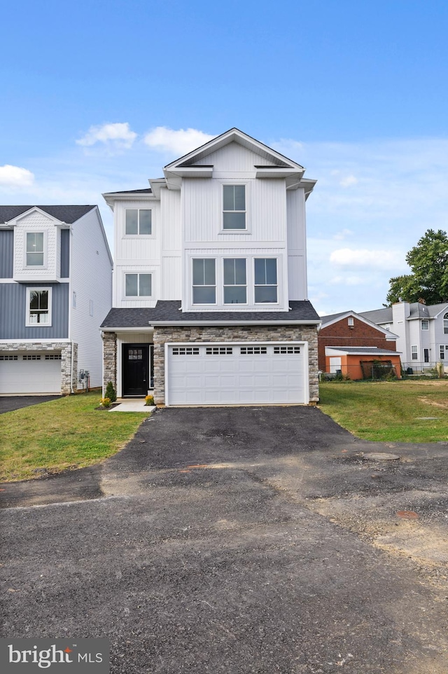 view of front facade featuring a garage and a front yard