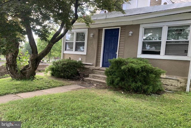 view of front of home featuring a front lawn