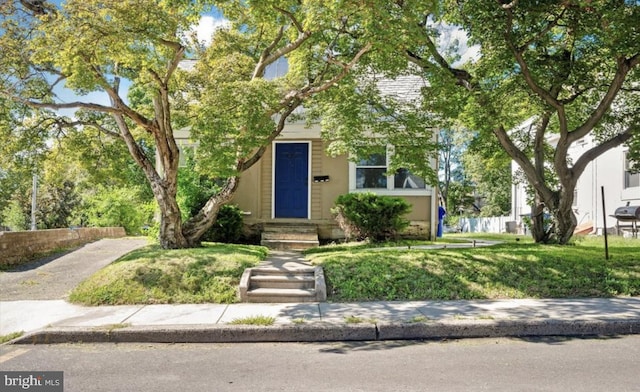 view of front of home featuring a front yard