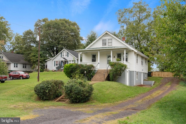 view of front facade featuring a front yard and covered porch