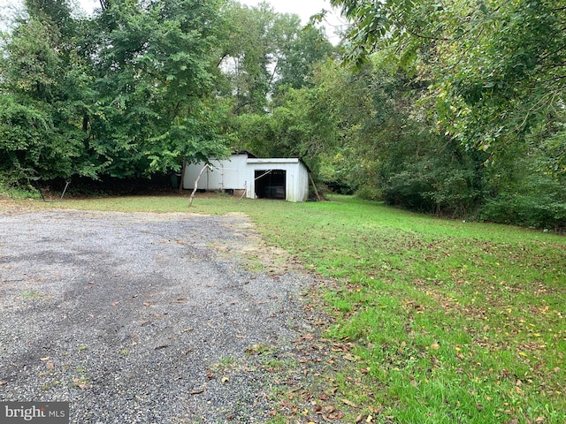 view of yard featuring an outdoor structure