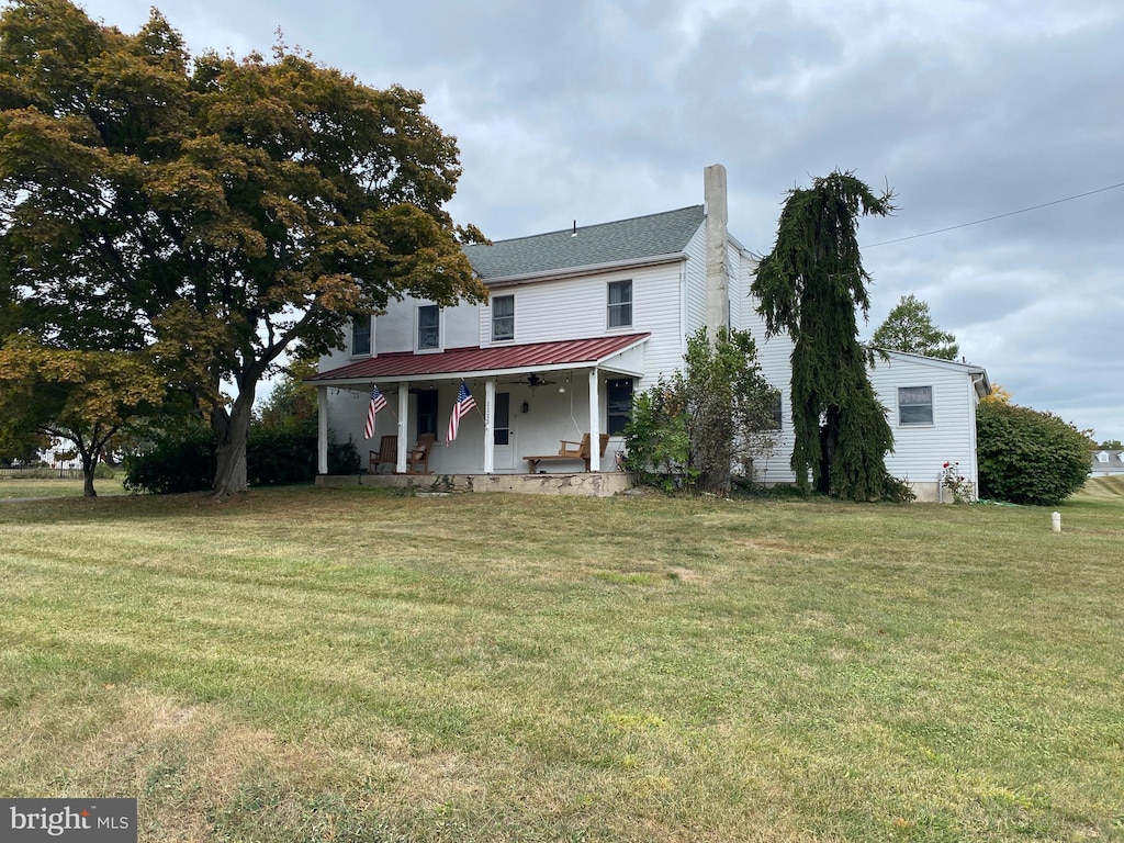 view of front of house featuring a front yard