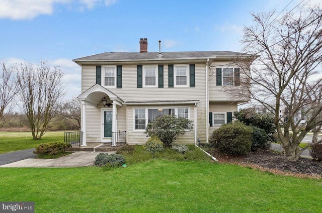 view of front facade with a front yard