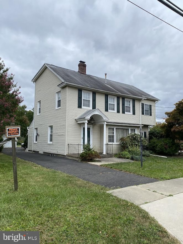 view of front of home with a front lawn