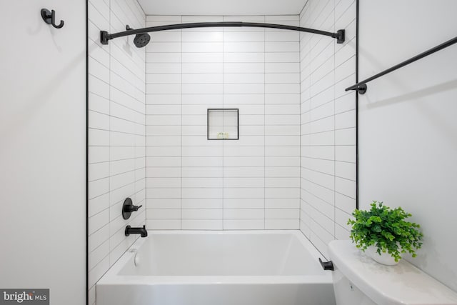 bathroom with tiled shower / bath and toilet