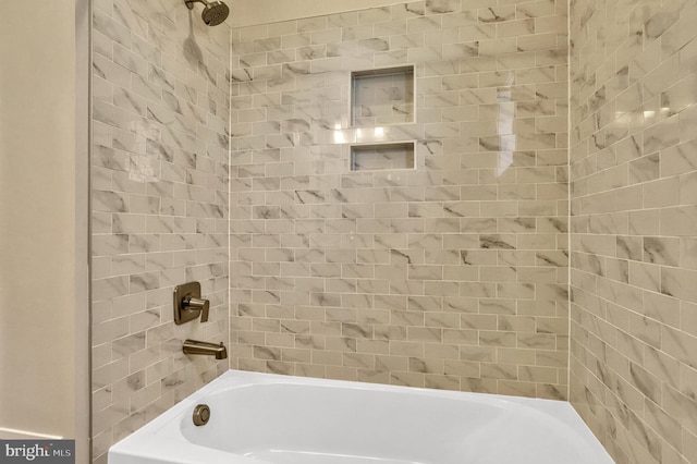 bathroom with tiled shower / bath