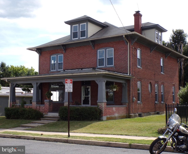 view of front facade featuring a front yard and a porch