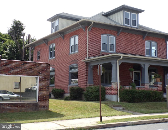 view of front facade featuring a front lawn and covered porch