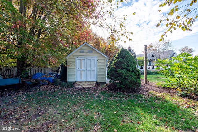 view of outdoor structure featuring a yard