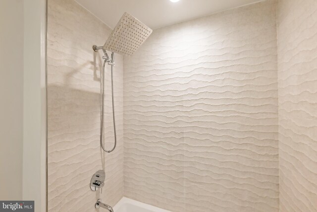 bathroom with tiled shower / bath combo