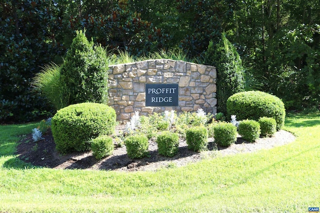 community sign with a yard