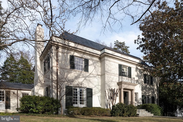 view of front of property with a front yard