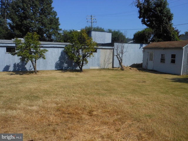 view of yard featuring an outbuilding