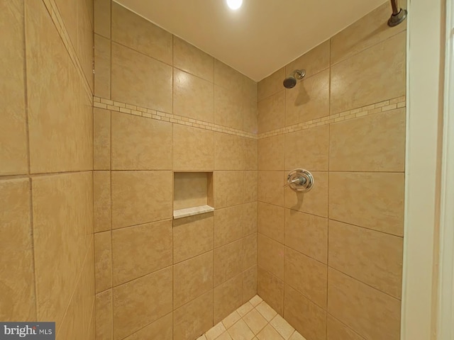 bathroom featuring a tile shower