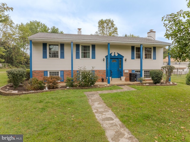 split foyer home featuring a front lawn