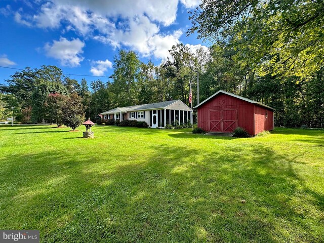 view of yard featuring an outbuilding