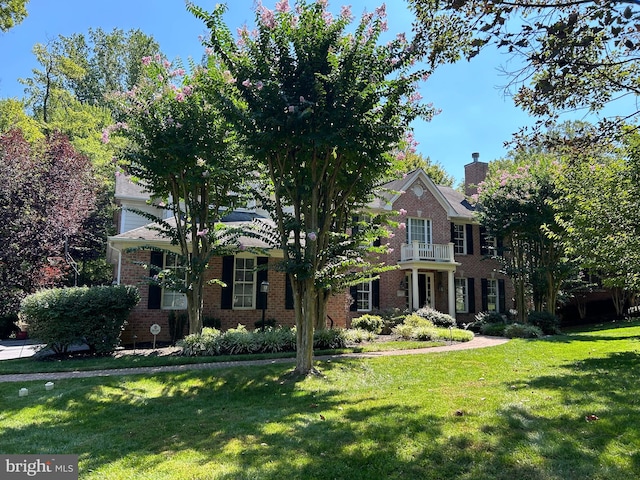 view of front of house with a front lawn