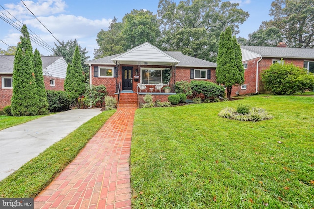 view of front of house with a front lawn