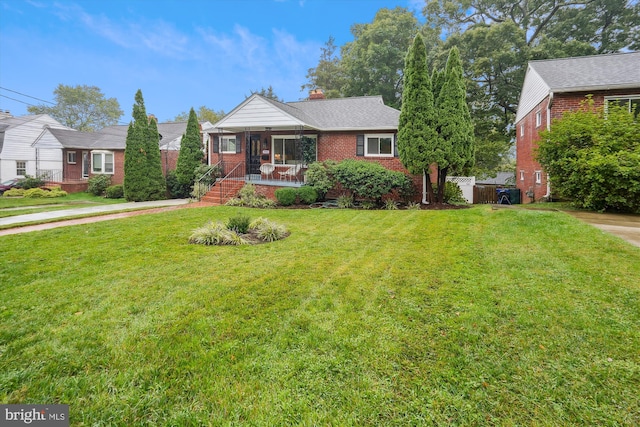 view of front of property featuring a front yard and a porch