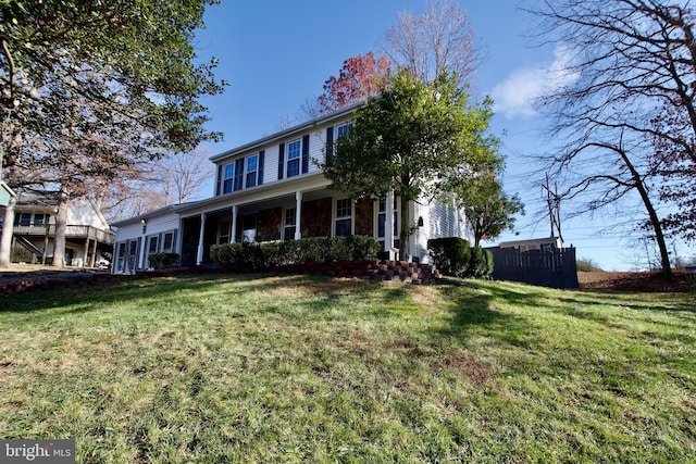 view of front of house featuring a front lawn