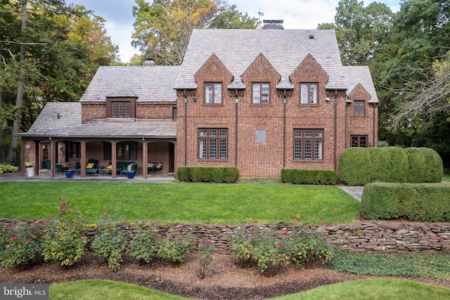 view of front of house featuring a front yard and a patio area