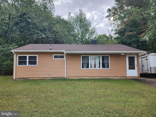 manufactured / mobile home with a front yard