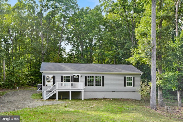 view of front facade featuring a front lawn