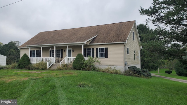 view of front facade featuring a porch and a front yard