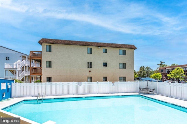 view of swimming pool