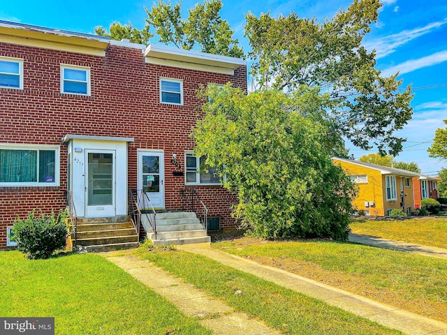 multi unit property featuring a front yard