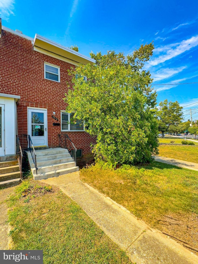 view of front of home featuring a front yard