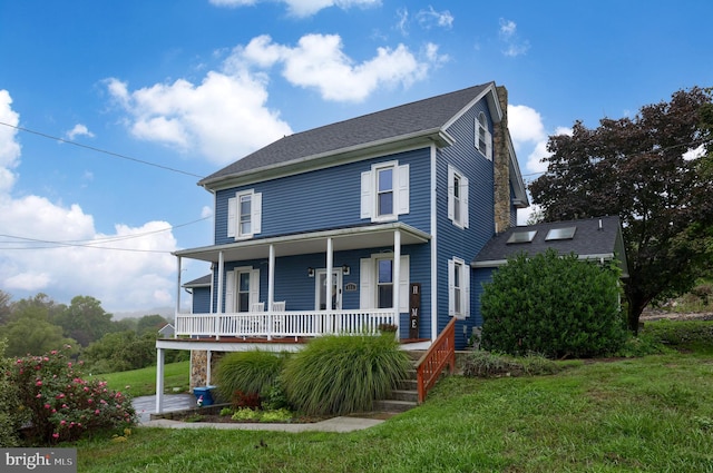 view of front of property featuring a front lawn and a porch