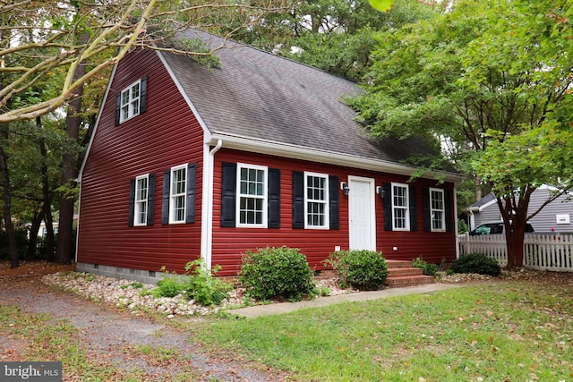 view of front of property with a front yard