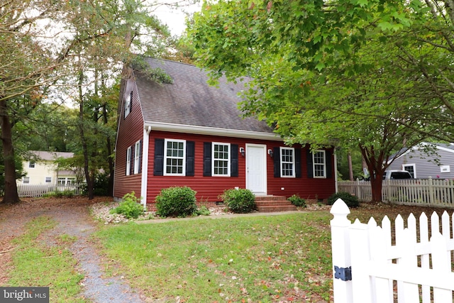 view of front of property featuring a front lawn