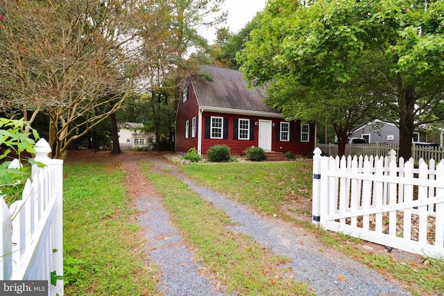 view of front of home featuring a front lawn